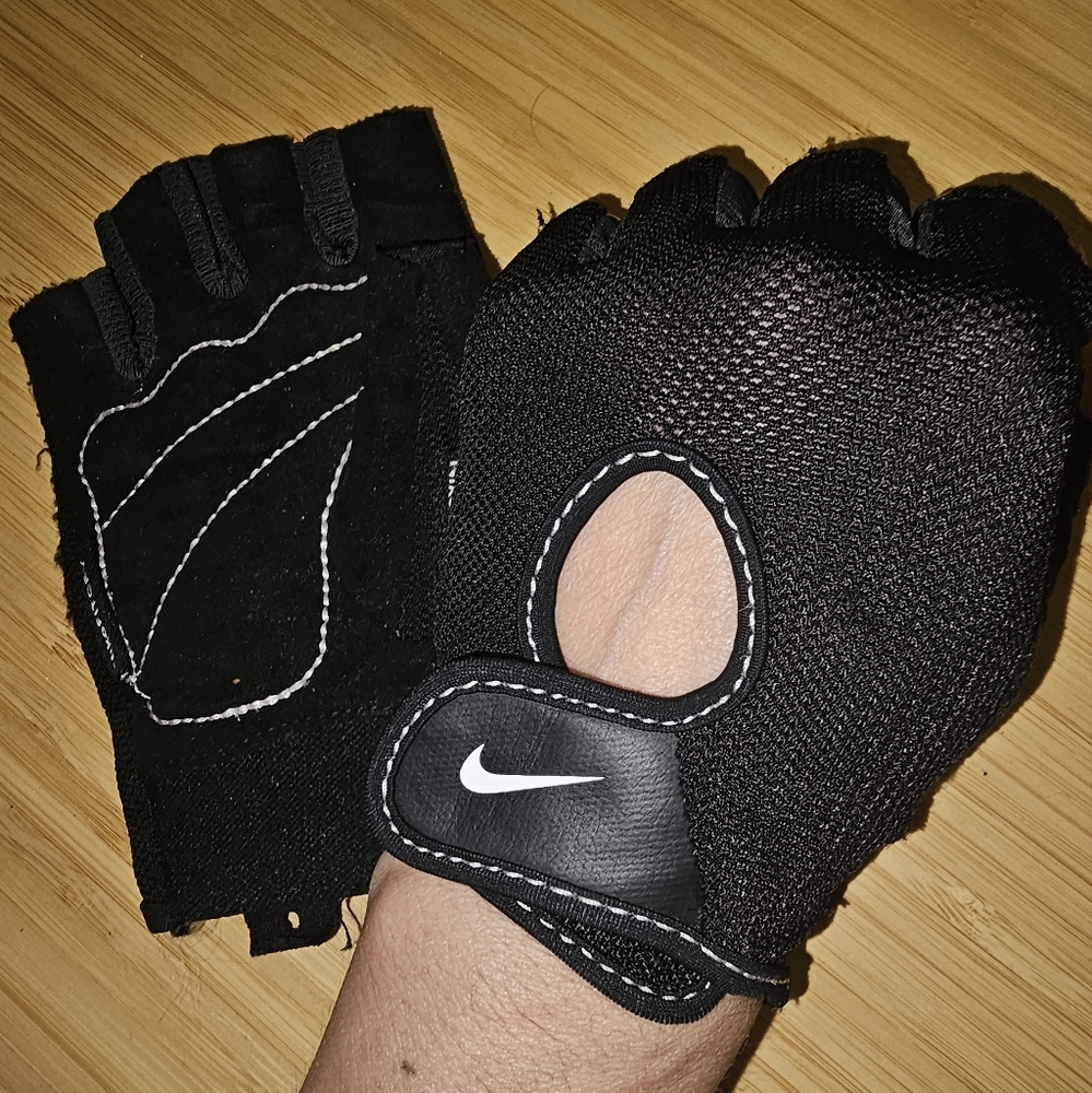 Nike women's fundamental training gloves